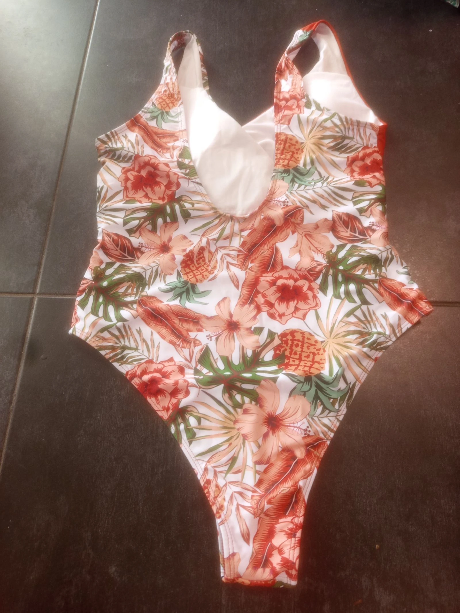 Bañador de una pieza con estampado floral sobre fondo blanco y color terracota con flores y hojas – photo 3